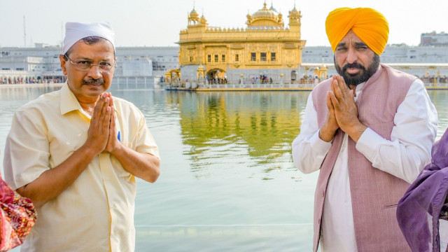 Arvind Kejriwal Pays Obeisance At Sri Sachkhand Sri Harmandir Sahib With CM Bhagwant Singh Mann