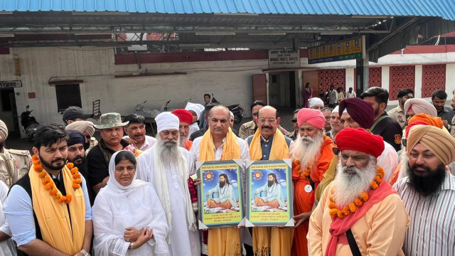 Mohinder Bhagat and Deepak Bali flag off special train for Damri Yatra to Haridwar