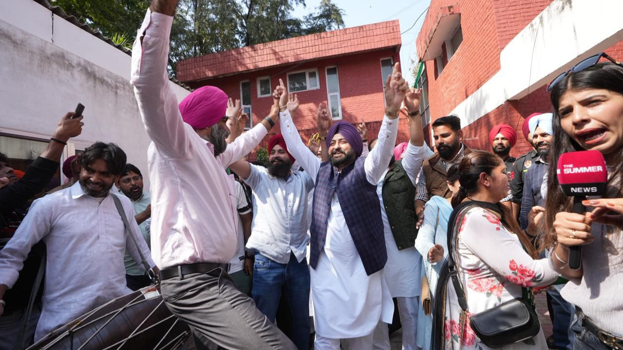 AAP Punjab Celebrates Court's Verdict In Favour Of Arvind Kejriwal And AAP Leaders