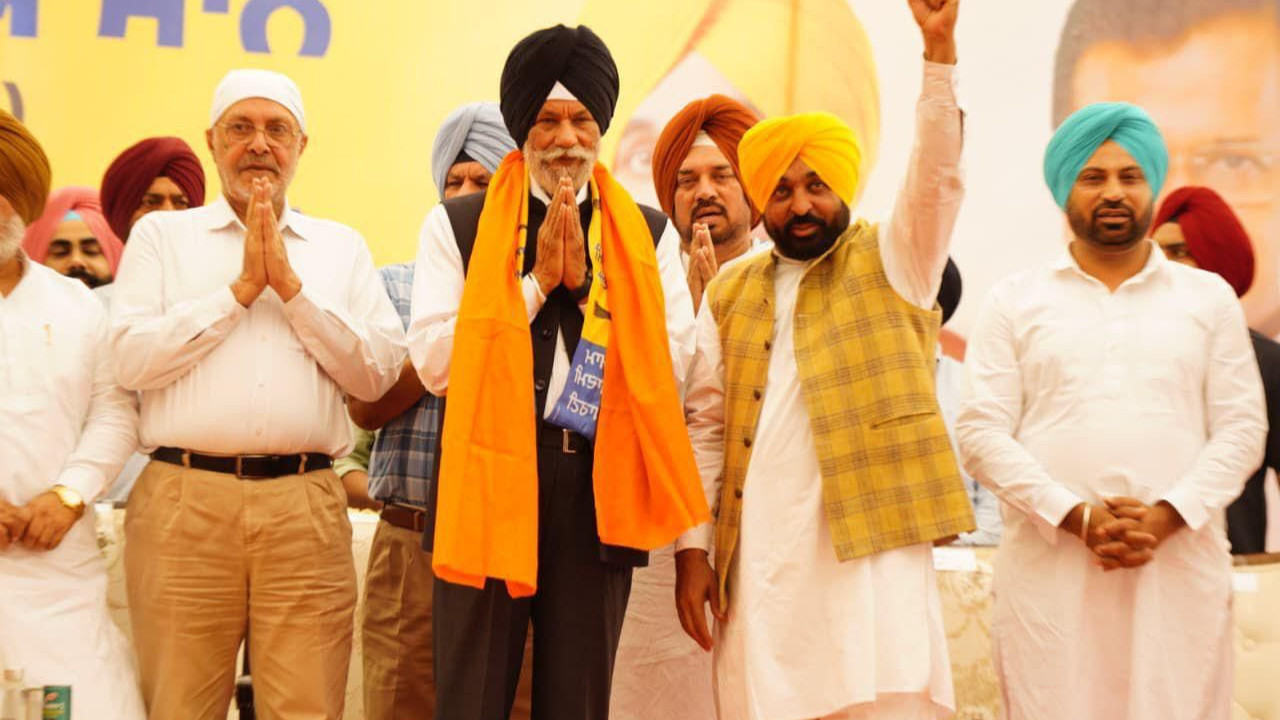 CM Bhagwant Singh Mann welcomes Surjit Singh Rakhra, his family & several others into AAP