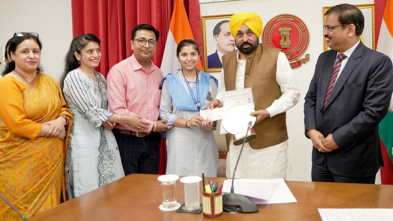 Punjab CM Bhagwant Singh Mann Felicitates PSEB Class 12 Toppers
